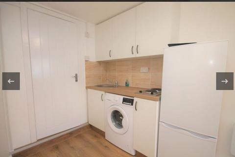 Studio to rent, Shropshire Close, Mitcham CR4