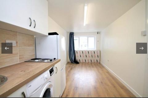 Studio to rent, Shropshire Close, Mitcham CR4