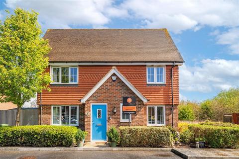 3 bedroom end of terrace house to rent, Field Bank, Horley