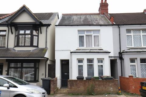 4 bedroom terraced house to rent, Chatsworth Road, Luton LU4