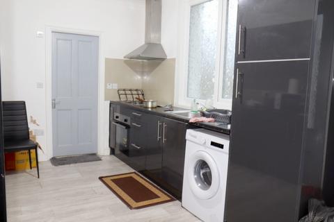 4 bedroom terraced house to rent, Chatsworth Road, Luton LU4