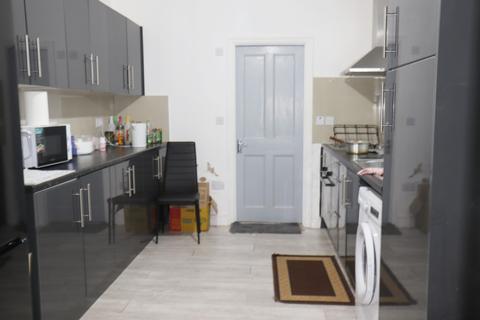 4 bedroom terraced house to rent, Chatsworth Road, Luton LU4