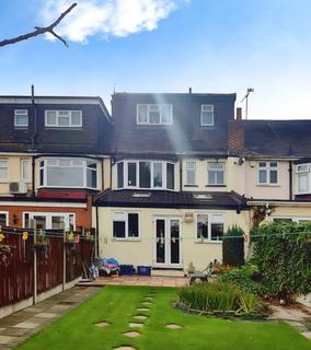 6 bedroom terraced house to rent, Capel Gardens, London IG3