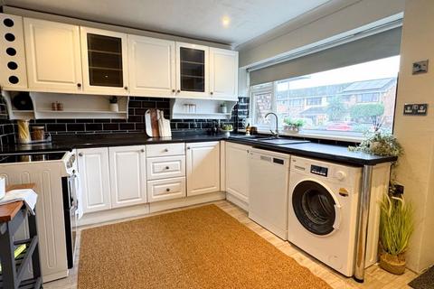 3 bedroom terraced house for sale, Summerfield Road, Burntwood