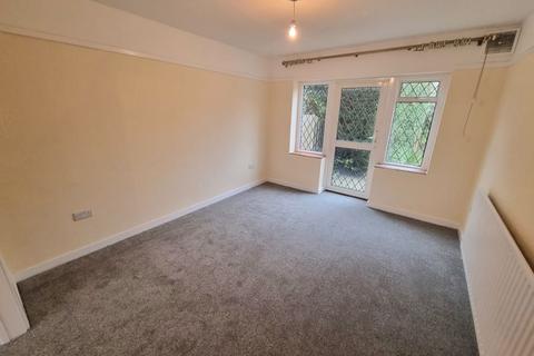 3 bedroom semi-detached house to rent, Manor Road North, Thames Ditton