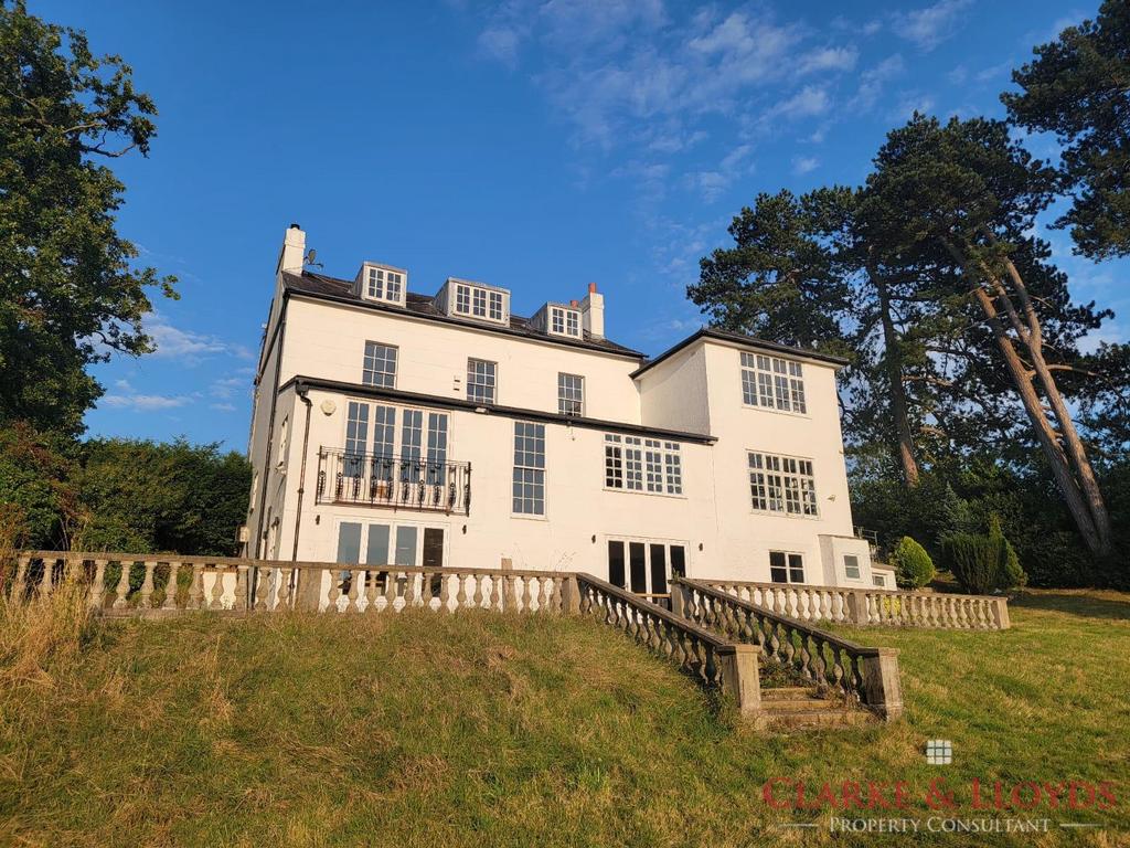 Luxurious 5-Bedroom Mansion in Prestigious Bromle