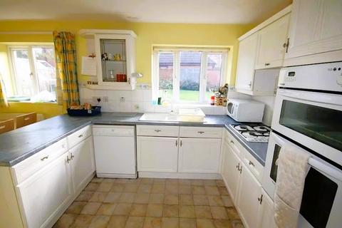 6 bedroom detached house to rent, Available NOW -1 Room - Carisbrooke Avenue