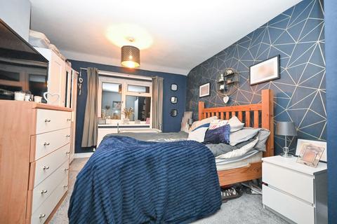 4 Brooklands Crescent, Yeadon, Leeds, LS19 7RS