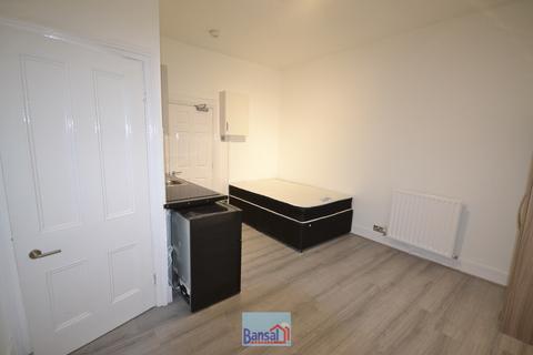 Studio to rent, Gloucester Street, CV1