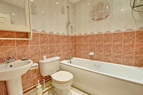 1 bedroom flat for sale, Lockswood Close, Cockfosters EN4