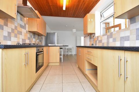 4 bedroom terraced house to rent, Bath Road, Southsea PO4