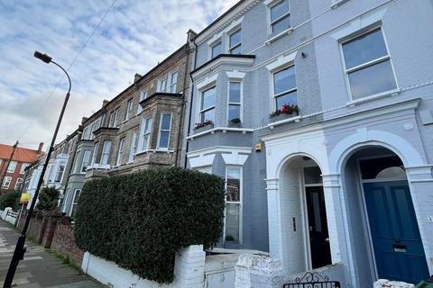 2 bedroom flat to rent, Thornfield Road, London W12