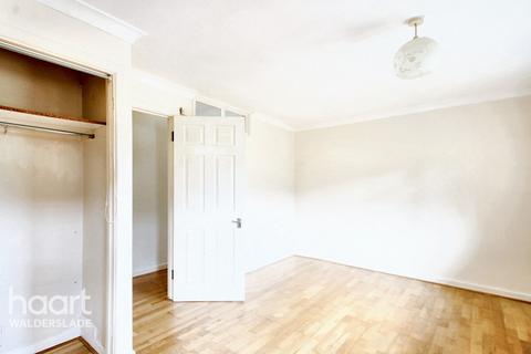 2 bedroom maisonette to rent, Mckenzie Road, CHATHAM