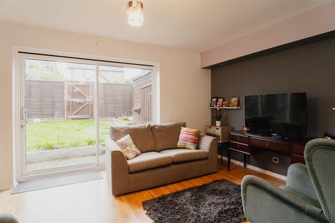 2 bedroom flat for sale, Willis Close, Epsom KT18