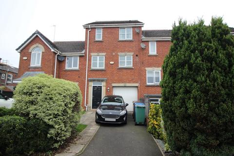 3 bedroom townhouse to rent, Linden Crescent, Bury, BL8