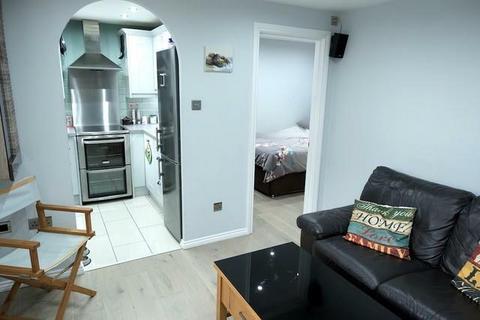 1 bedroom ground floor flat to rent, Plowman Close, London N18