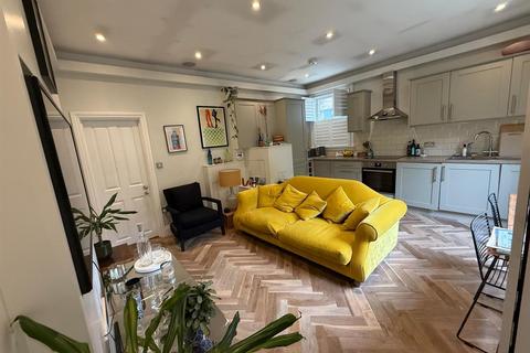 1 bedroom maisonette to rent, Simkins Close, SW2