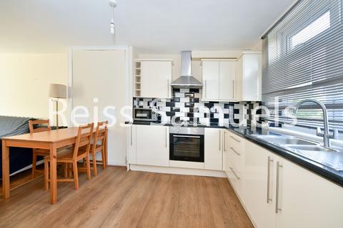 3 bedroom maisonette to rent, Glengarnock Avenue, London E14