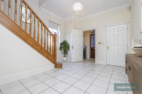 4 bedroom end of terrace house for sale, Brandesbury Square, Greater London IG8