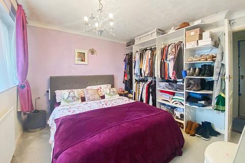 4 bedroom end of terrace house for sale, Dowding Walk, Northfleet, Kent, DA11