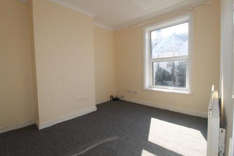 2 bedroom flat to rent, Hardinge Road, Kent TN24