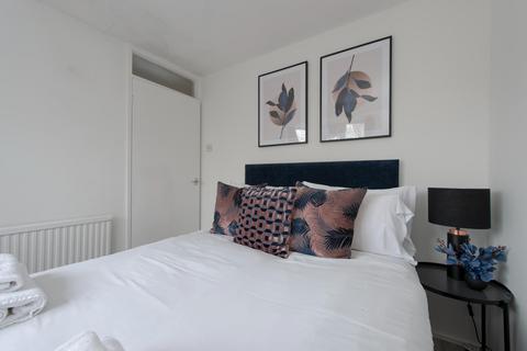 3 bedroom serviced apartment to rent, Pulross Road, London SW9