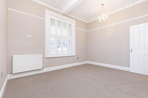 2 bedroom flat to rent, 13 St Peters Road, Parkstone, Poole