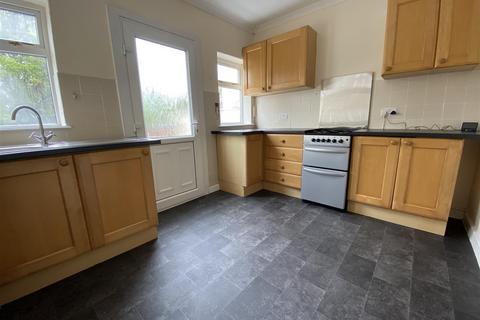 3 bedroom end of terrace house to rent, 6 School Road, Wombourne, Wolverhampton