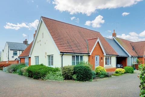 2 bedroom detached bungalow for sale, Honywood Gardens, Chelmsford CM2