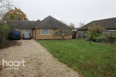 3 bedroom bungalow to rent, Soprts Road