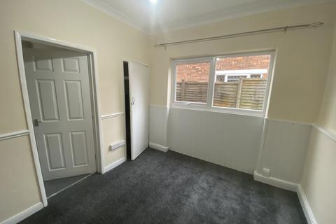 3 bedroom semi-detached house to rent, Churchfield Road, Scunthorpe DN16