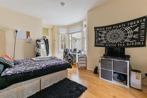 2 bedroom flat for sale, College Place, Camden, NW1