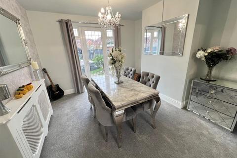 4 bedroom semi-detached house for sale, Stewkins, Stourbridge, DY8 4YW