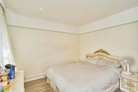 2 bedroom flat to rent, Charlton Park Road London SE7