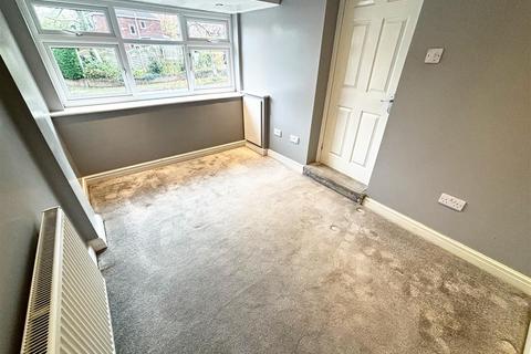 3 bedroom semi-detached house to rent, Tewkesbury Avenue, Hale, Altrincham