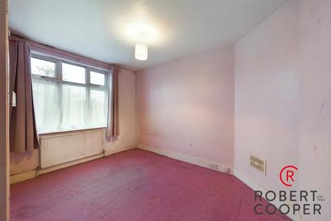 18 The Fairway, Ruislip, HA4 0RY