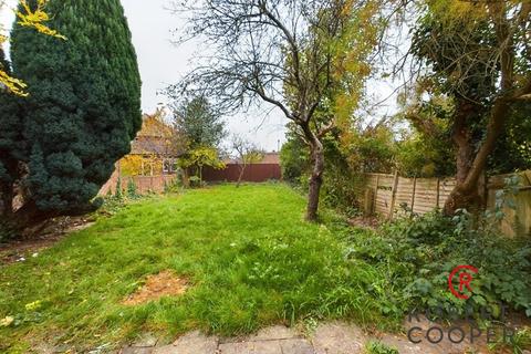 18 The Fairway, Ruislip, HA4 0RY