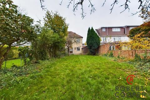 18 The Fairway, Ruislip, HA4 0RY