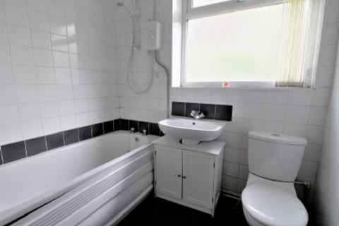 2 bedroom maisonette to rent, Rochdale Road, Manchester M9