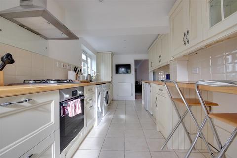 2 bedroom terraced house to rent, Western Road, Lymington