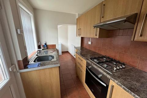 2 bedroom end of terrace house to rent, Berkeley Road East, Birmingham B25