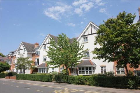 2 bedroom apartment to rent, Claremont Avenue, Woking GU22