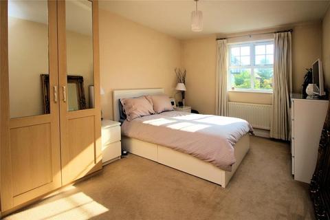 2 bedroom apartment to rent, Claremont Avenue, Woking GU22