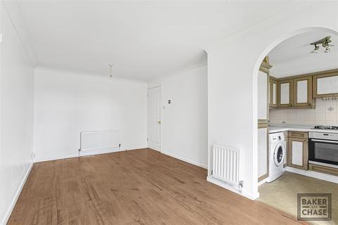 2 bedroom flat for sale, Cunard Crescent, London N21