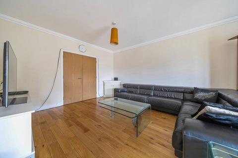 3 bedroom flat to rent, Hartnell Court, Finchley Central, London, N3