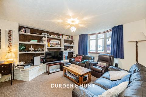 4 bedroom terraced house for sale, Lyndhurst Drive, Hornchurch, RM11