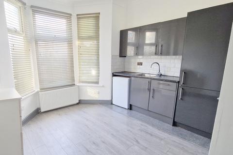 Studio to rent, Thorold Road, Ilford, Essex, IG1