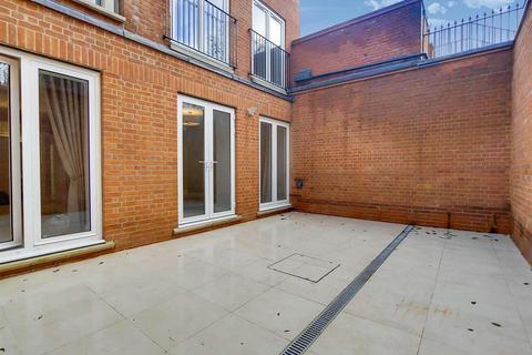 3 bedroom flat to rent, Fitzjohns Avenue, Hampstead, London