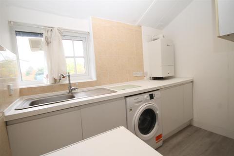 2 bedroom flat to rent, High Street, CARSHALTON