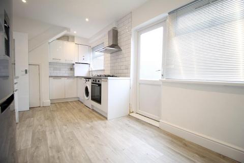 2 bedroom semi-detached house to rent, Hicks Avenue, Greenford UB6